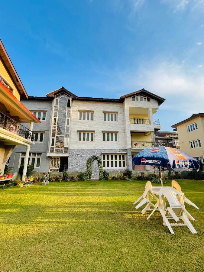 Khwaab Gah By The Khayabaan-Homestay Apartments Fully Furnished With Functional Kitchen, Wifi & Parking In City Centre Srīnagar Buitenkant foto