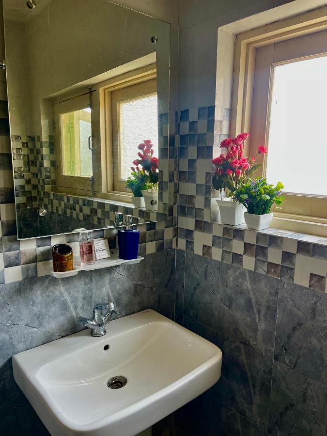Khwaab Gah By The Khayabaan-Homestay Apartments Fully Furnished With Functional Kitchen, Wifi & Parking In City Centre Srīnagar Buitenkant foto