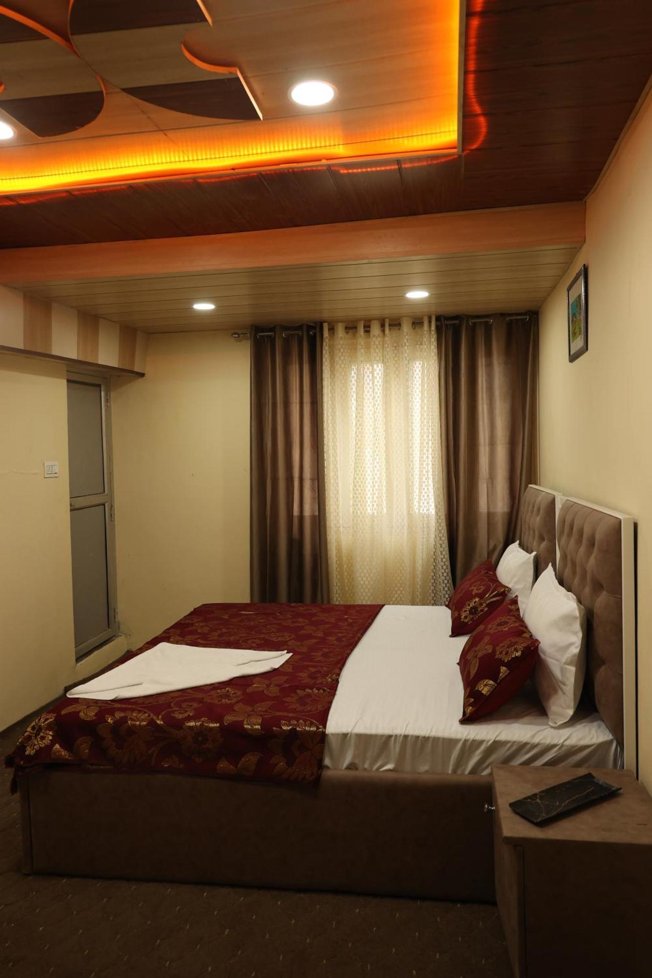 Khwaab Gah By The Khayabaan-Homestay Apartments Fully Furnished With Functional Kitchen, Wifi & Parking In City Centre Srīnagar Buitenkant foto