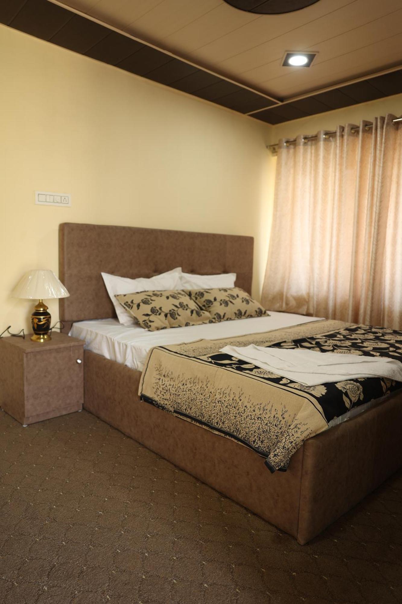 Khwaab Gah By The Khayabaan-Homestay Apartments Fully Furnished With Functional Kitchen, Wifi & Parking In City Centre Srīnagar Buitenkant foto