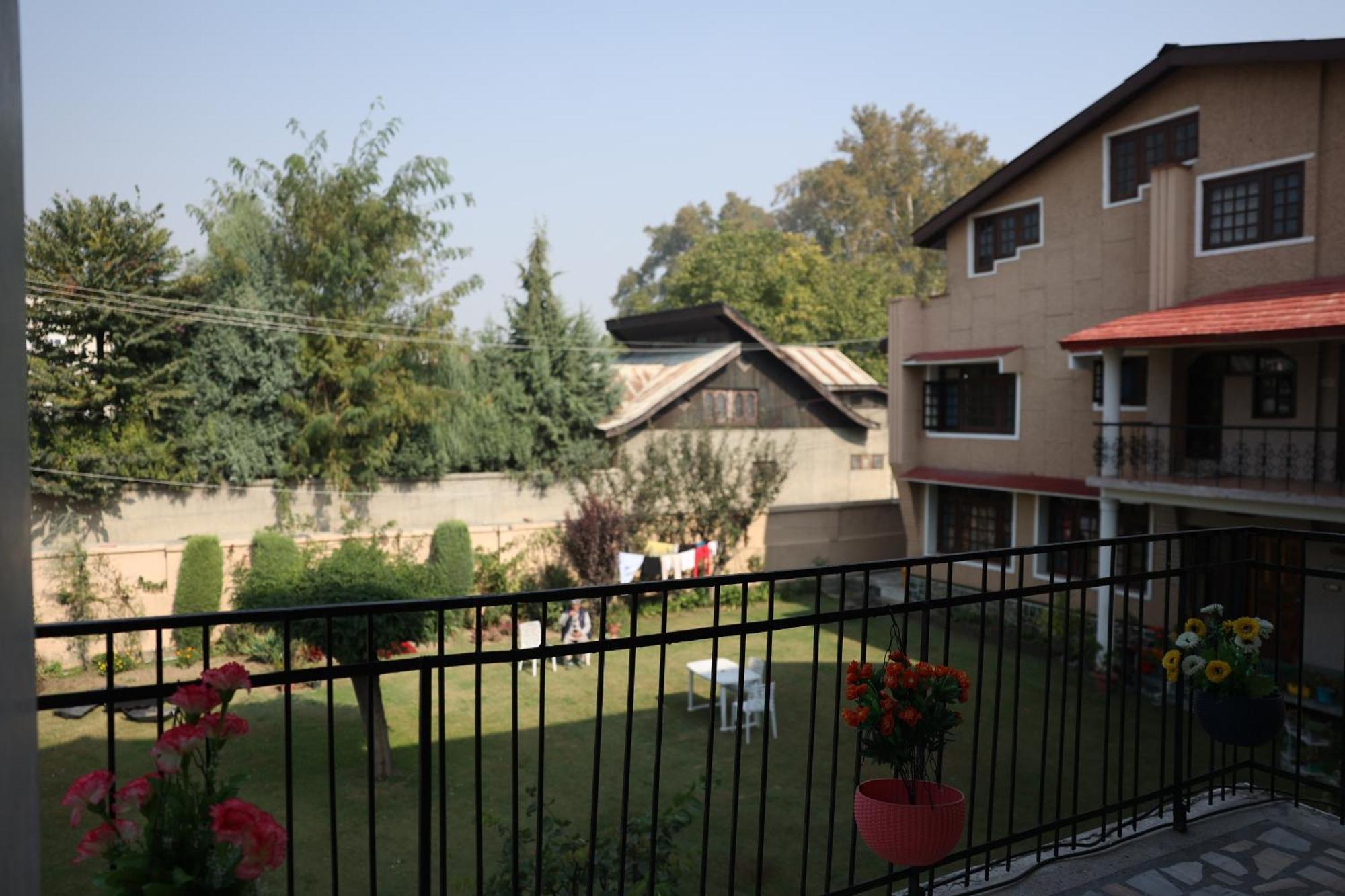 Khwaab Gah By The Khayabaan-Homestay Apartments Fully Furnished With Functional Kitchen, Wifi & Parking In City Centre Srīnagar Buitenkant foto