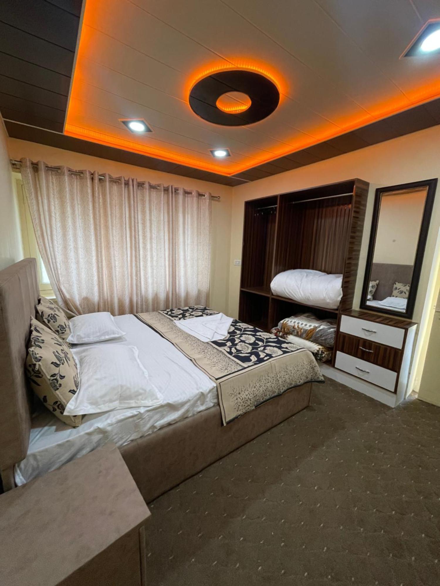 Khwaab Gah By The Khayabaan-Homestay Apartments Fully Furnished With Functional Kitchen, Wifi & Parking In City Centre Srīnagar Buitenkant foto