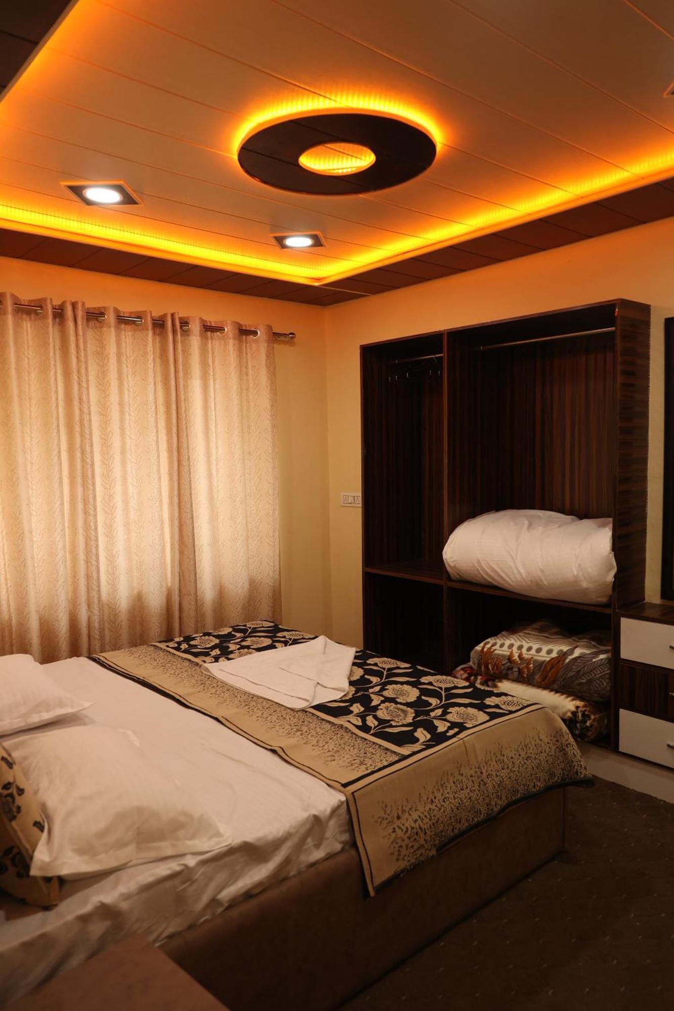 Khwaab Gah By The Khayabaan-Homestay Apartments Fully Furnished With Functional Kitchen, Wifi & Parking In City Centre Srīnagar Buitenkant foto