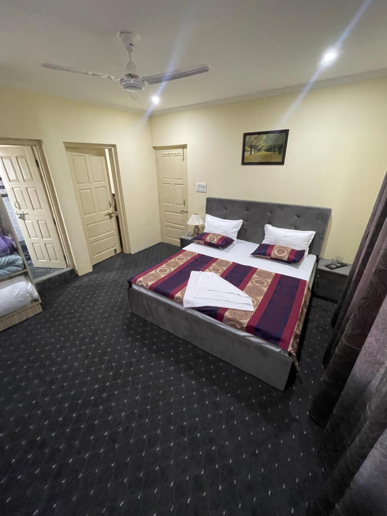 Khwaab Gah By The Khayabaan-Homestay Apartments Fully Furnished With Functional Kitchen, Wifi & Parking In City Centre Srīnagar Buitenkant foto