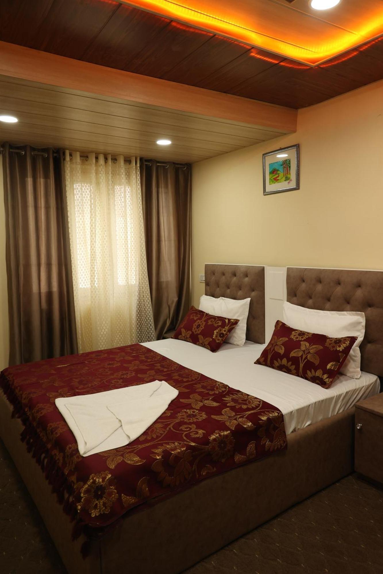 Khwaab Gah By The Khayabaan-Homestay Apartments Fully Furnished With Functional Kitchen, Wifi & Parking In City Centre Srīnagar Buitenkant foto