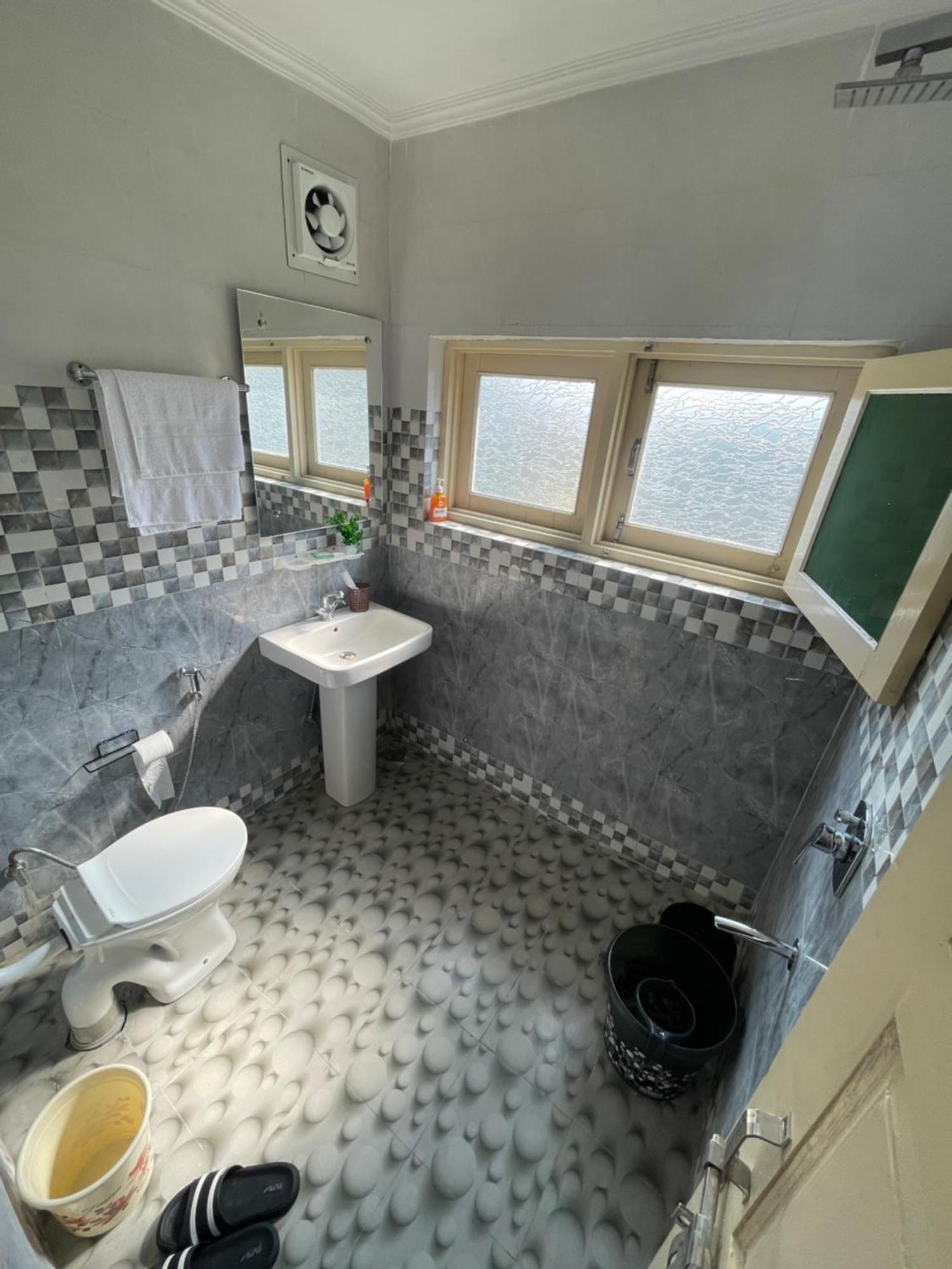 Khwaab Gah By The Khayabaan-Homestay Apartments Fully Furnished With Functional Kitchen, Wifi & Parking In City Centre Srīnagar Buitenkant foto