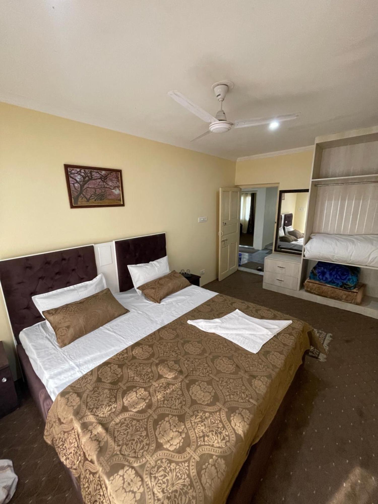 Khwaab Gah By The Khayabaan-Homestay Apartments Fully Furnished With Functional Kitchen, Wifi & Parking In City Centre Srīnagar Buitenkant foto